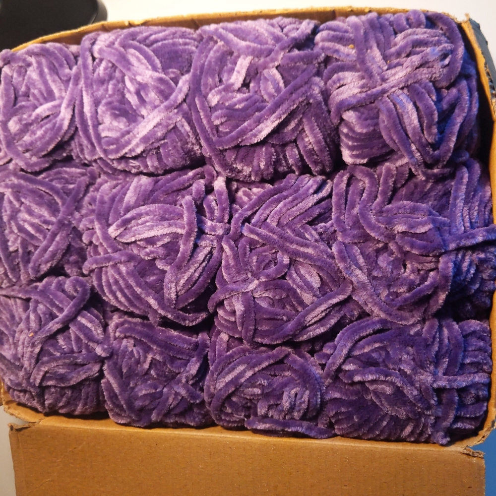 12 SKEINS YARN - Picture 8 of 8